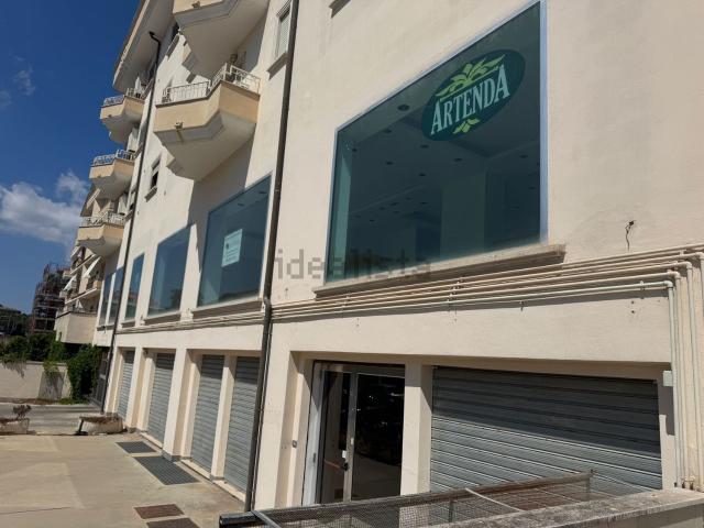 Locale in vendita di 388 m² in Via Federico Fellini