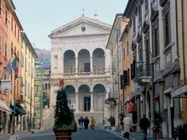 Locale in vendita di 38 m² in Viale Eugenio Chiesa, 1