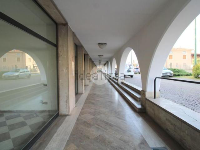 Locale in vendita di 390 m² in Via Benjamino Cavalli, 36