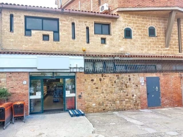 Locale in vendita di 392 m² in Via Nazionale, 1