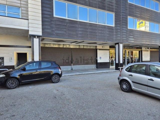 Locale in vendita di 395 m² in Via Aldo Moro, 41