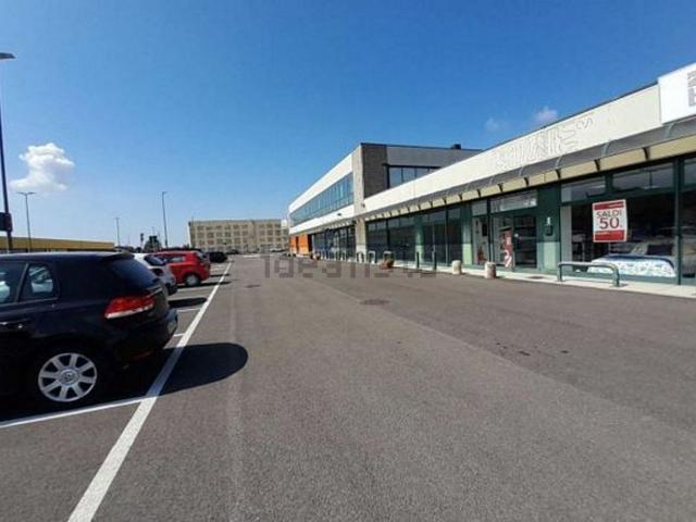 Locale in vendita di 397 m² in Via Europa, 4