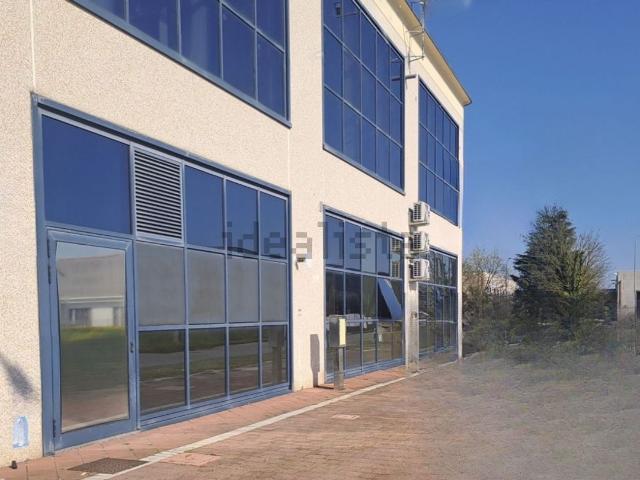 Locale in vendita di 397 m² in Via Leonardo Da Vinci, 185