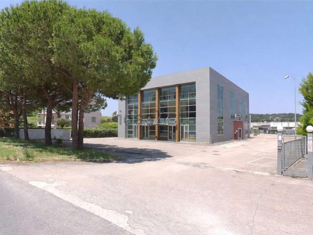 Locale in vendita di 398 m² in Via Che Guevara, 79