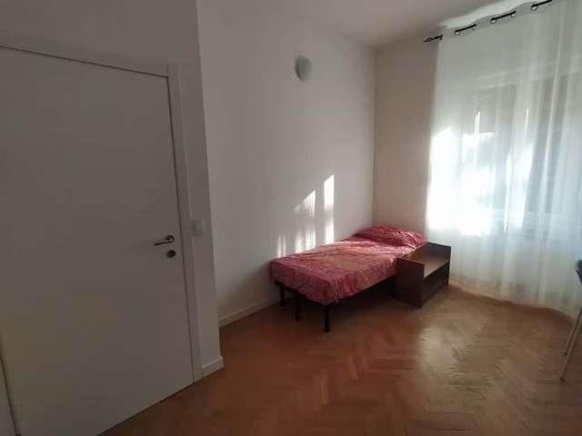 Locale in Via Regina Pacis, Trento di 132 m² con 5 camere da letto