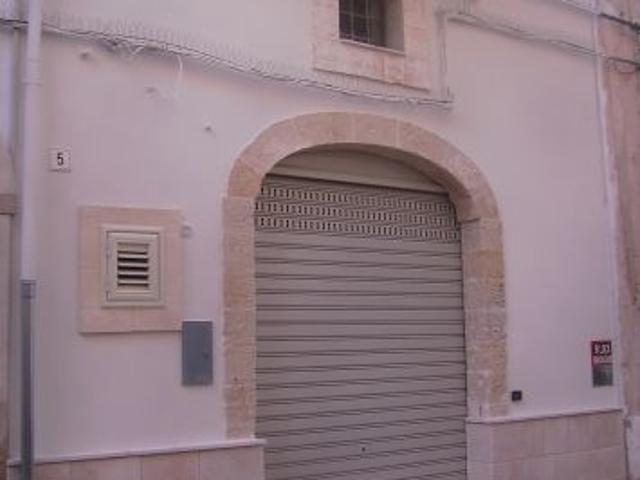 Locale multiuso in palazzetto storico