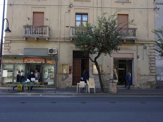 Locale Uso Laboratorio in vendita a Cosenza, Viale Trieste