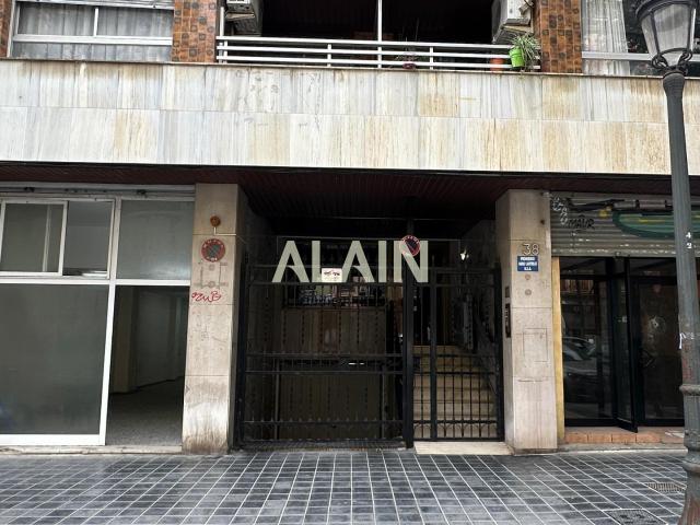 Locales comerciales con terraza en Juan Llorens | Posibilidad de gran superficie