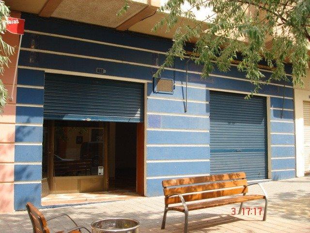 LOCALES COMERCIALES EN ZONA DE SERVICIOS TOTALMENTE ACONDICIONADOS