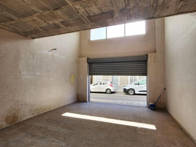 ✨ Local/Garaje de 139 m2 con posibilidad de cambio de uso a vivienda en Elda