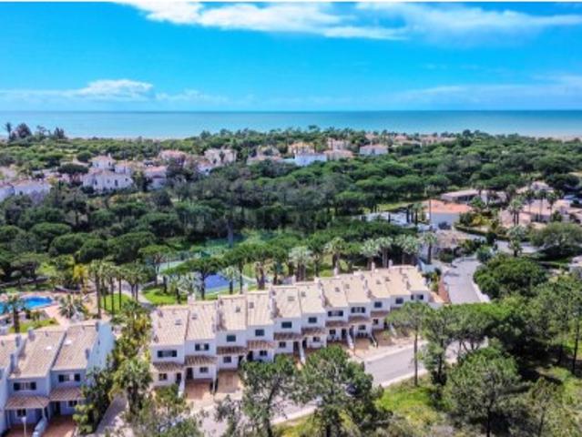 Localização privilegiada: Moradia geminada T3 em Ancão, perto de Golf & Beach
