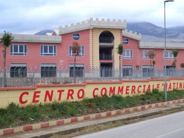 LOCALI COMMERCIALI VILLA D’AGRI IN CENTRO COMMERCIALE