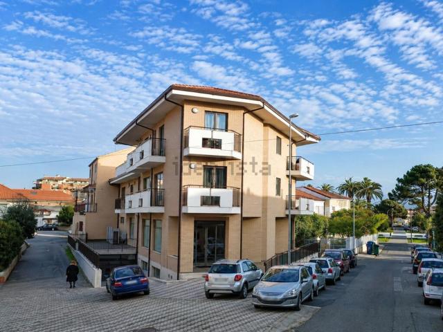 Locali o capannoni in affitto di 514 m² in Via Giovanni Gronchi