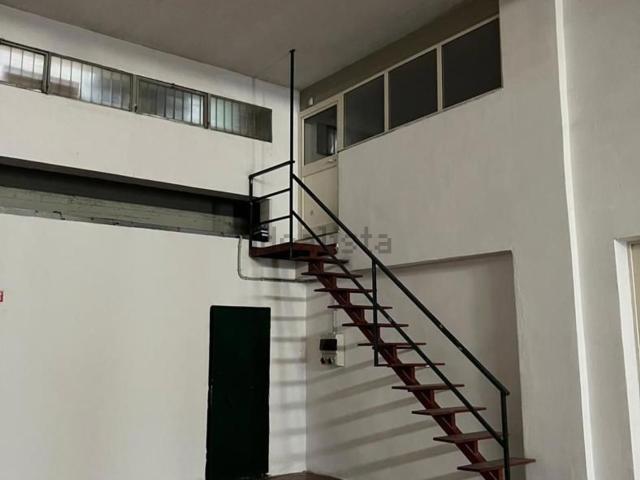 Locali o capannoni in affitto di 650 m² in Via Puglisi Brigadiere, 9