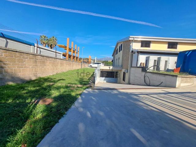 Locali o capannoni in affitto di 700 m²