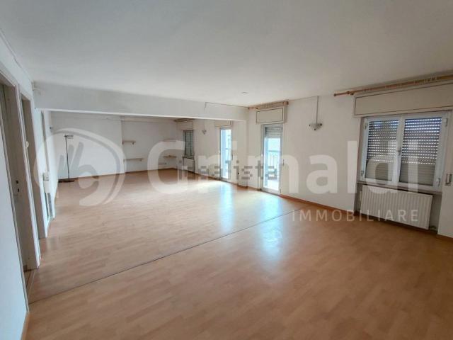 Locali o capannoni in affitto di 100 m²