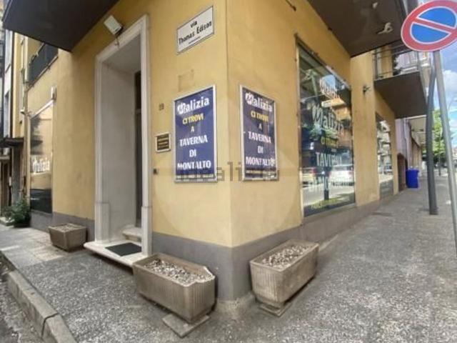 Locali o capannoni in affitto di 102 m² in Via Ippocrate, 29