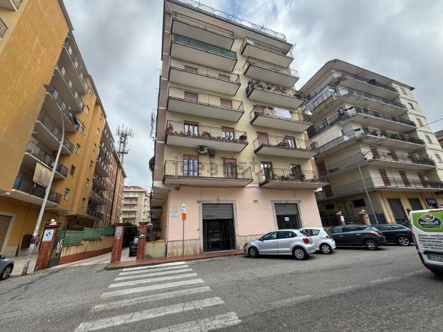 Locali o capannoni in affitto di 135 m² in Via Federico Nicotera