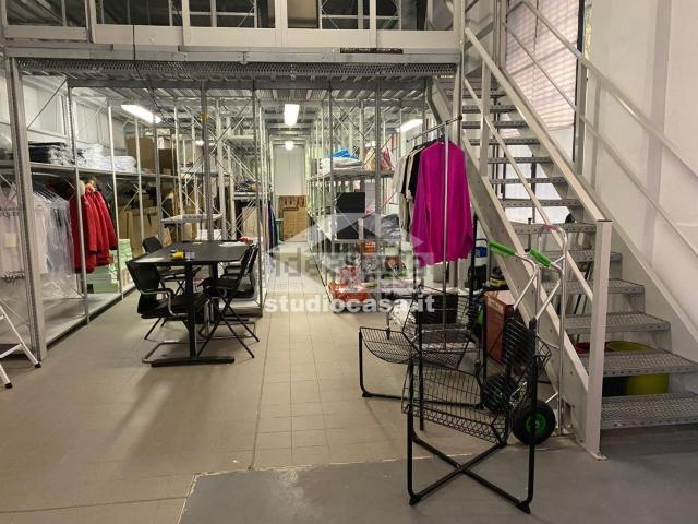Locali o capannoni in affitto di 170 m² in Via Tortona