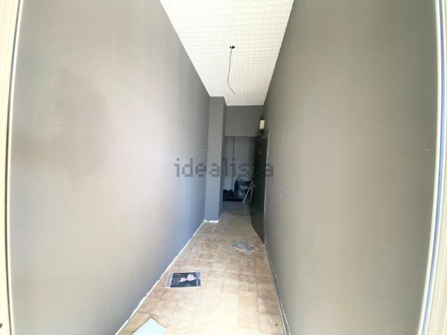 Locali o capannoni in affitto di 240 m² in Via Piersanti Mattarella
