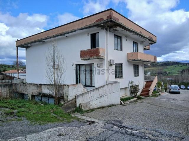 Locali o capannoni in affitto di 244 m² in Via Motta, 5