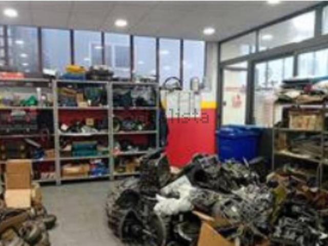 Locali o capannoni in vendita di 411 m² in Via Milite Ignoto