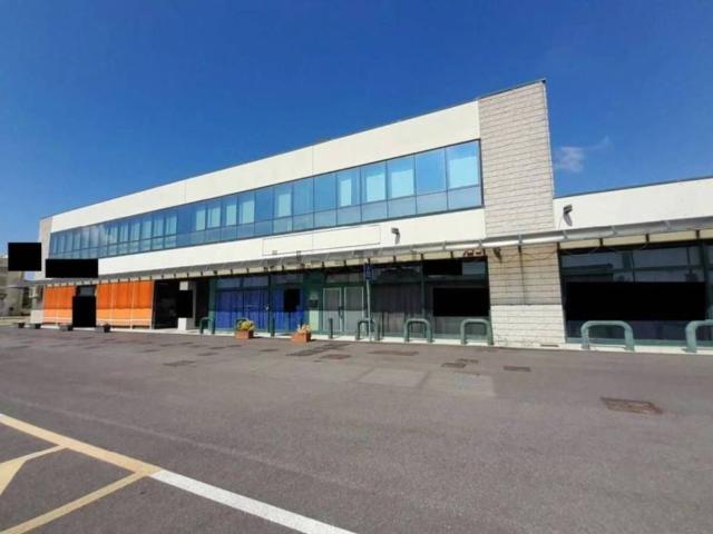 Locali o capannoni in vendita di 442 m² in Via Europa, 4