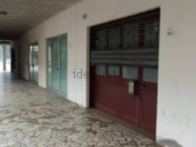 Locali o capannoni in vendita di 44 m² in Viale Viareggio, 46