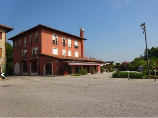 Locali o capannoni in vendita di 453 m² in Via Nicolò Bettoni