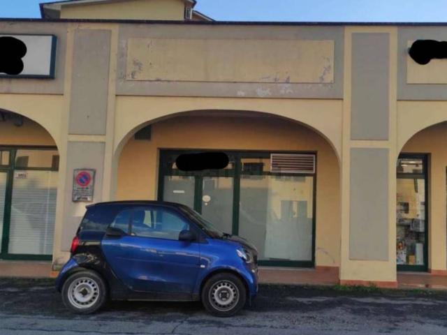 Locali o capannoni in vendita di 57 m² in Via I° Maggio