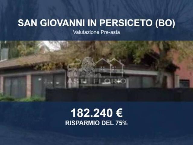 Locali o capannoni in vendita di 566 m² in Via Crevalcore, 84