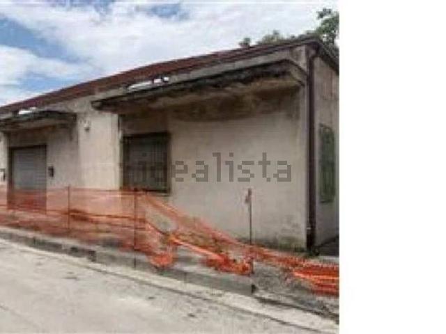 Locali o capannoni in vendita di 600 m² in Via del Progresso