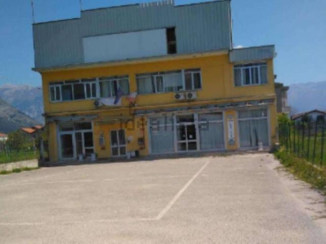 Locali o capannoni in vendita di 631 m² in Via Vicenne