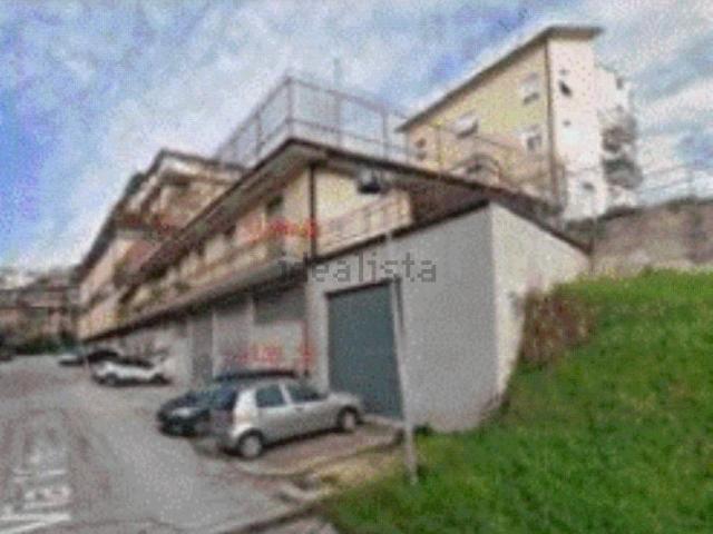 Locali o capannoni in vendita di 647 m² in Via Elpidiense Sud