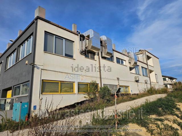 Locali o capannoni in vendita di 6629 m² in Viale I&apos  Maggio