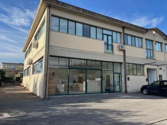 Locali o capannoni in vendita di 684 m²