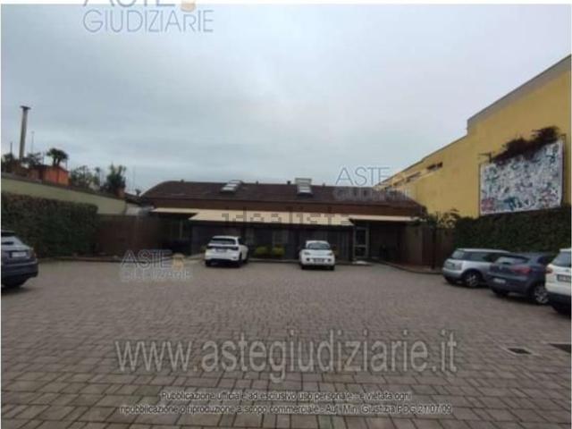 Locali o capannoni in vendita di 694 m² in Via Giovanni Mimbelli