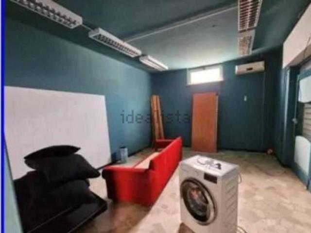 Locali o capannoni in vendita di 70 m² in Via Cesare Battisti, 37
