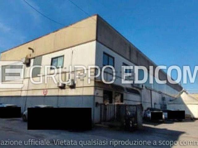 Locali o capannoni in vendita di 760 m² in Via Passo della Volpe