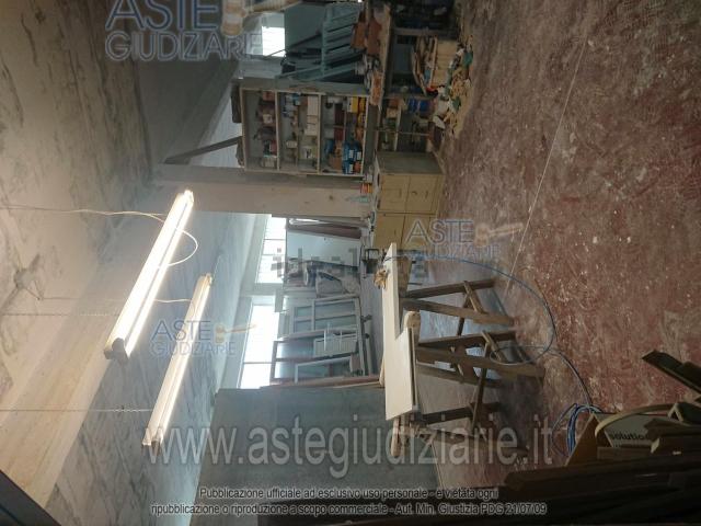 Locali o capannoni in vendita di 788 m² in Via Vibrata