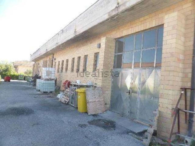 Locali o capannoni in vendita di 828 m² in Via Emilio Lusso, 300