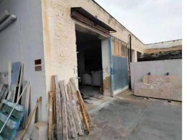Locali o capannoni in vendita di 849 m² in Via Napoli, 11