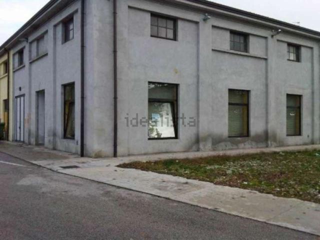 Locali o capannoni in vendita di 910 m² in Via Abetone Brennero Nord
