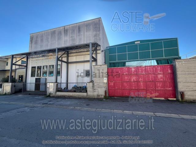 Locali o capannoni in vendita di 927 m² in Via Enrico Pestalozzi, 33