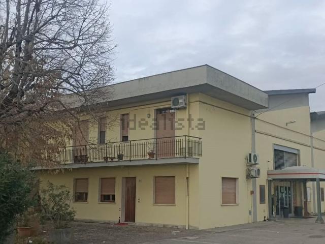Locali o capannoni in vendita di 945 m² in Via Podgora
