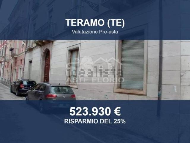 Locali o capannoni in vendita di 988 m² in Via Giacomo Paladini, 11