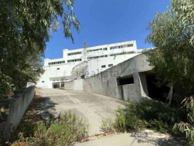 Locali o capannoni in vendita di 98 m² in Via Brutium, 1