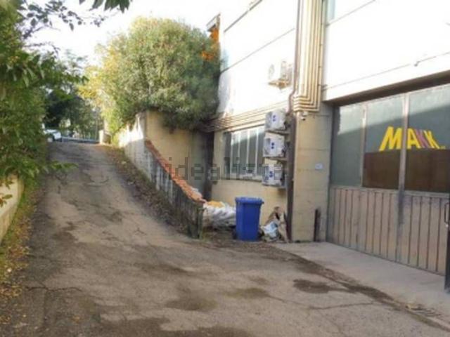 Locali o capannoni in vendita di 1007 m² in Via Poggilupi