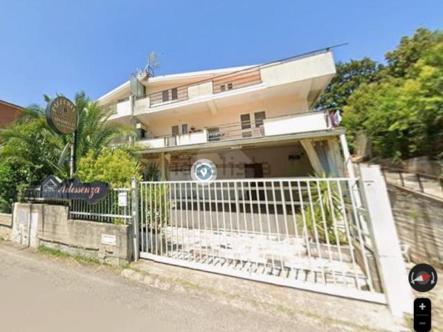 Locali o capannoni in vendita di 107 m² in Via Napoli, 4
