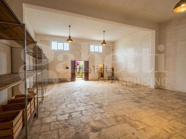 Locali o capannoni in vendita di 114 m² in Via Dante Alighieri, 124